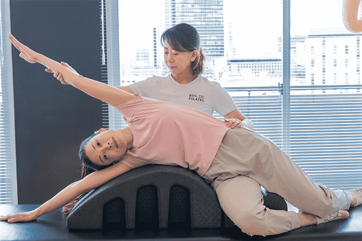 ピラティスの指導を受ける様子